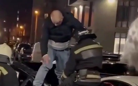 Clip: Người đàn ông Nga may mắn thoát chết sau cú ngã từ tầng 19