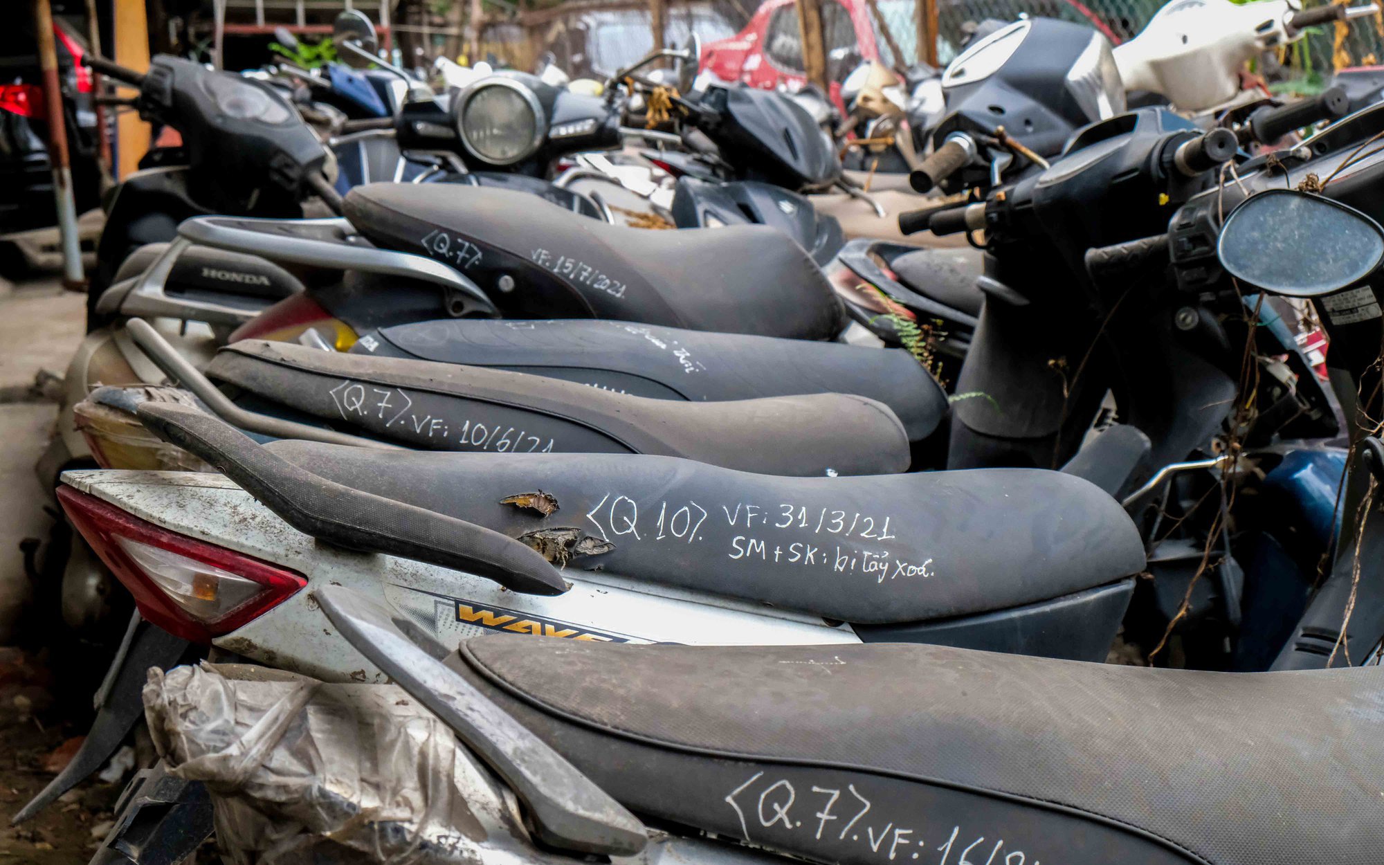 Các bãi giữ xe vi phạm ở Hà Nội ngày càng quá tải vì cao điểm xử lý nồng độ cồn