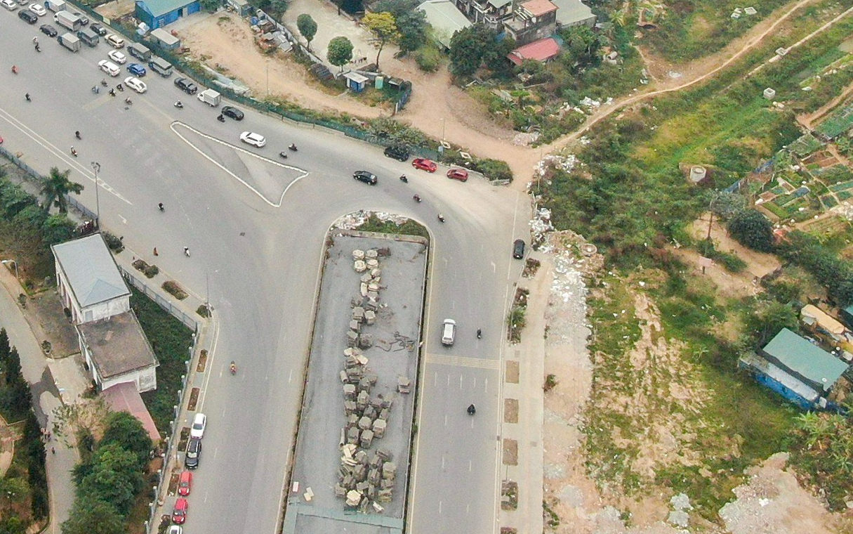 Cầu vượt nút giao bỏ hoang 3 năm nay trên tuyến đường nghìn tỷ ở Hà Nội