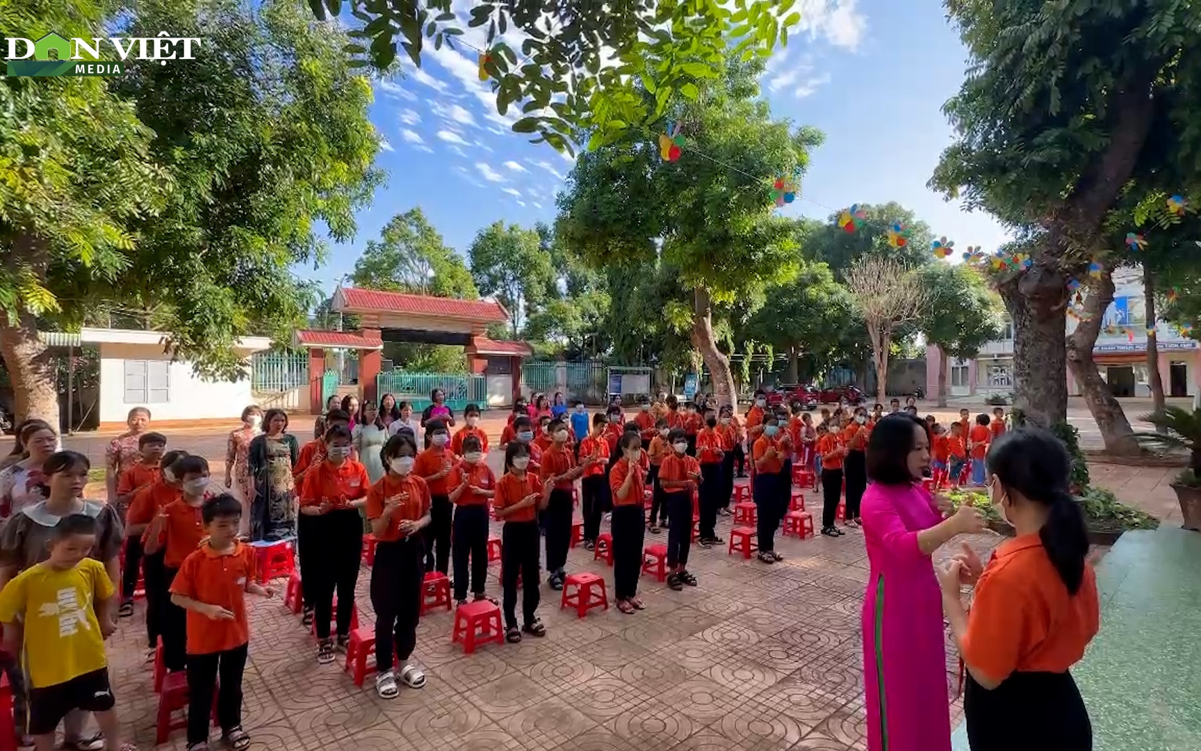 Xúc động lễ chào cờ đặc biệt hát quốc ca bằng tay ở Đắk Lắk