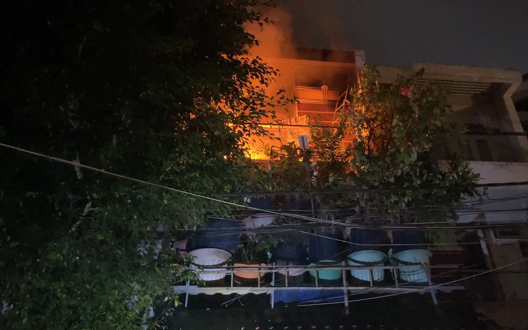 Clip: Sau nhiều tiếng nổ lớn, tầng 2 ngôi nhà ở quận 12, TP.HCM bốc cháy ngùn ngụt