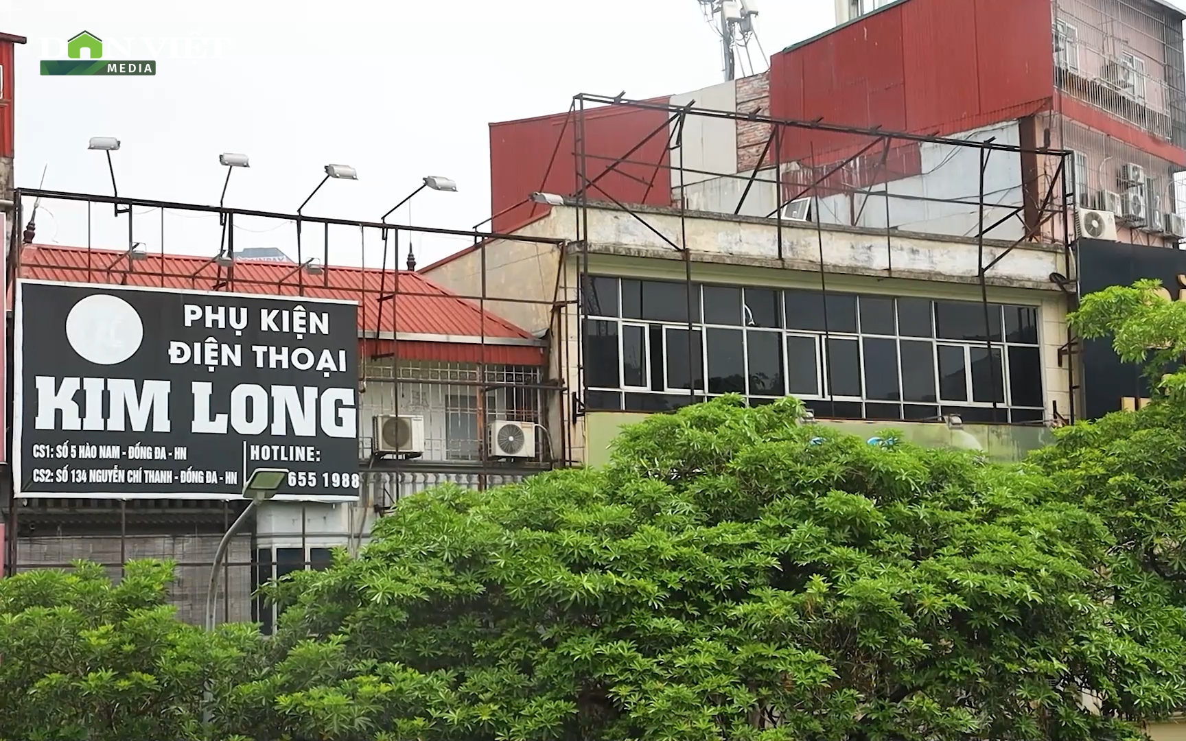 Video: Hàng loạt biển quảng cáo trơ khung, hoen gỉ, xuống cấp ở Hà Nội