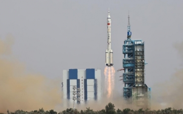 Clip: Trung Quốc đưa phi hành gia dân sự đầu tiên lên vũ trụ