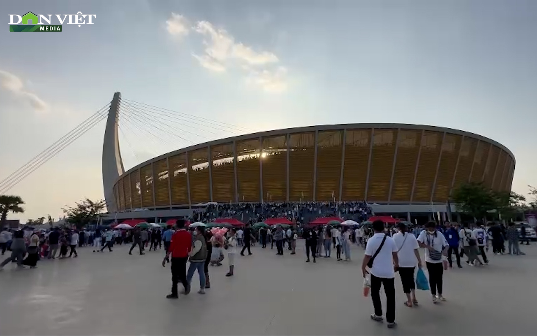 Video: Hàng chục nghìn CĐV kéo về sân Morodok Techo theo dõi lễ khai mạc SEA Games 32 