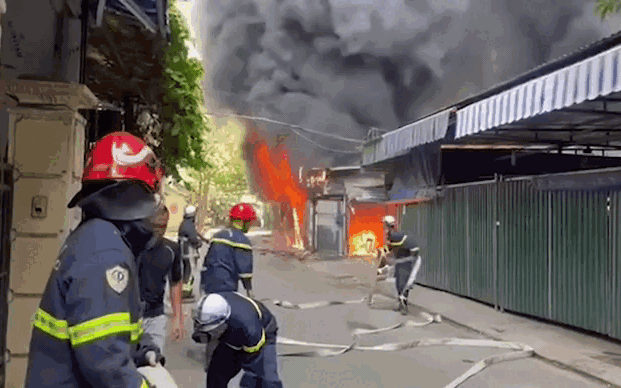 Video: Cháy khu trông xe tự phát ở Hà Nội, 5 ô tô và hàng chục xe máy bị ảnh hưởng