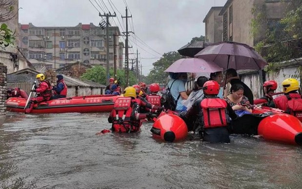 Clip: Mưa xối xả gây ngập lụt tại một số thành phố phía Tây Nam Trung Quốc, ô tô 