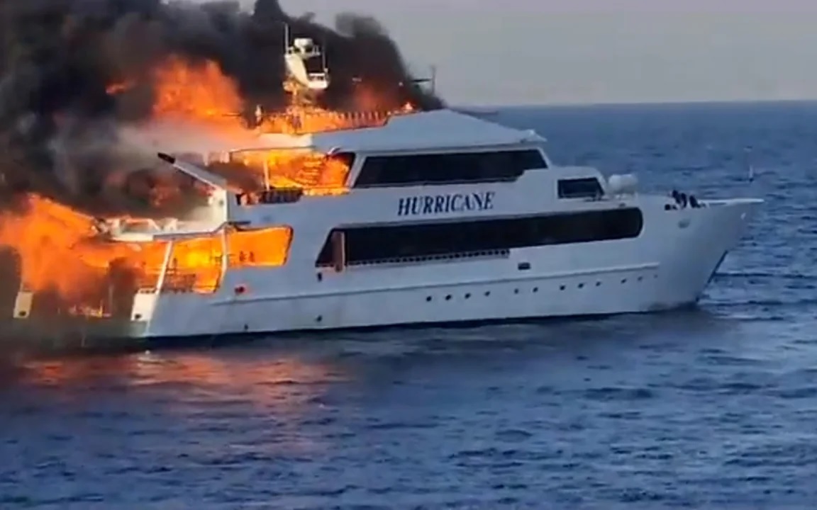Clip: Du thuyền chở 27 người bất ngờ bốc cháy ở Ai Cập