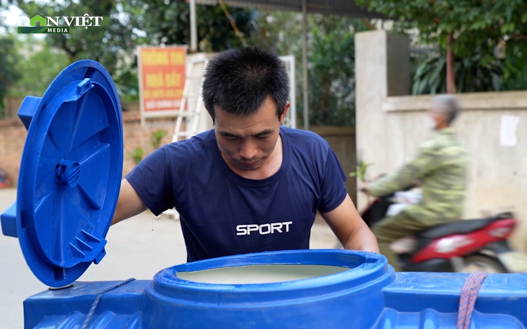 Video: Chủ nhà trọ ở Hà Nội phải mua từng xe nước sạch rồi bán lỗ để 