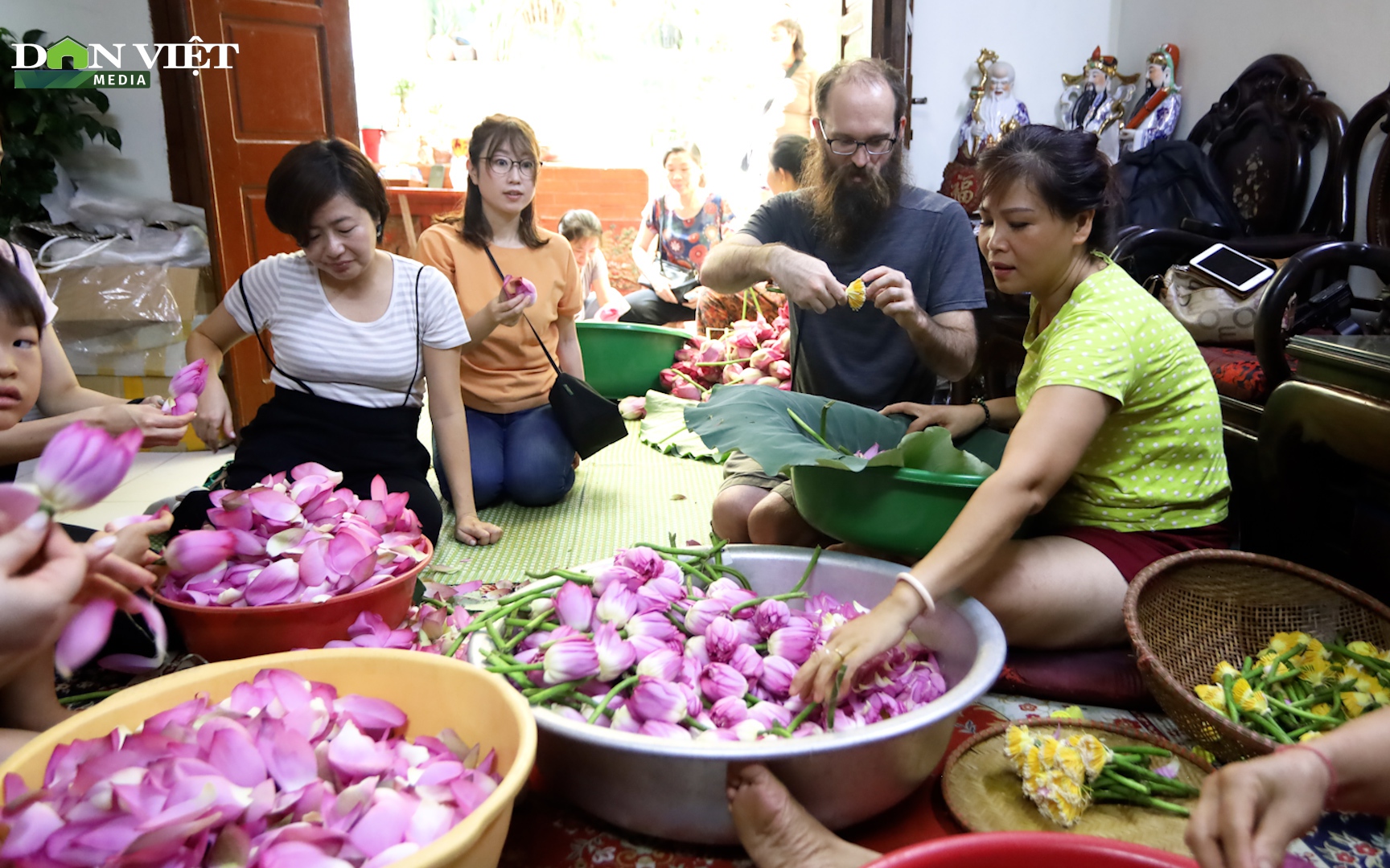 Video: Khách tây ngỡ ngàng với mùi vị và cách ướp loại trà sen truyền thống giá chục triệu đồng của người Hà Nội