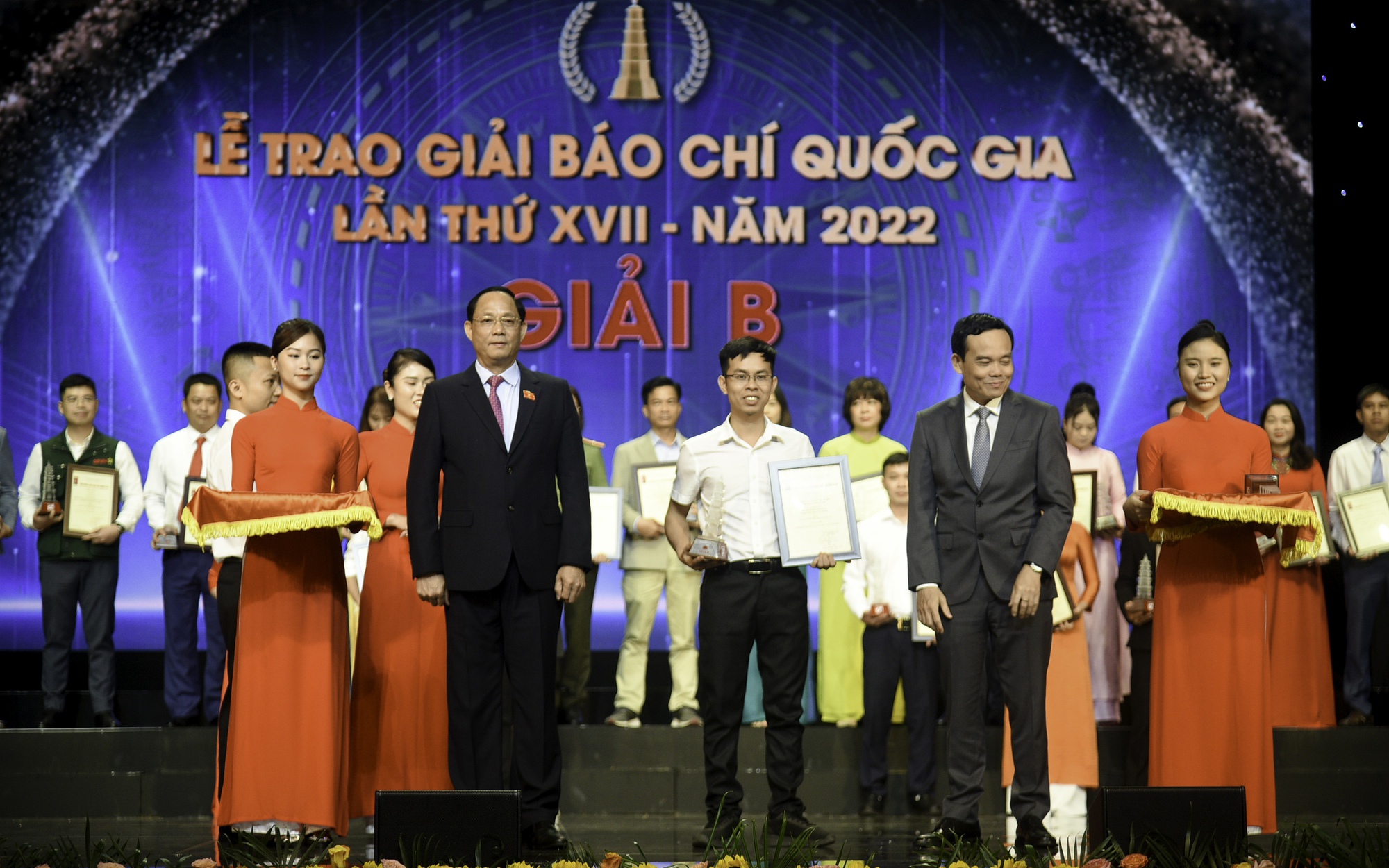 Hình ảnh Báo Nông thôn Ngày nay/Dân Việt đoạt giải B và C Giải Báo chí Quốc gia năm thứ XVII