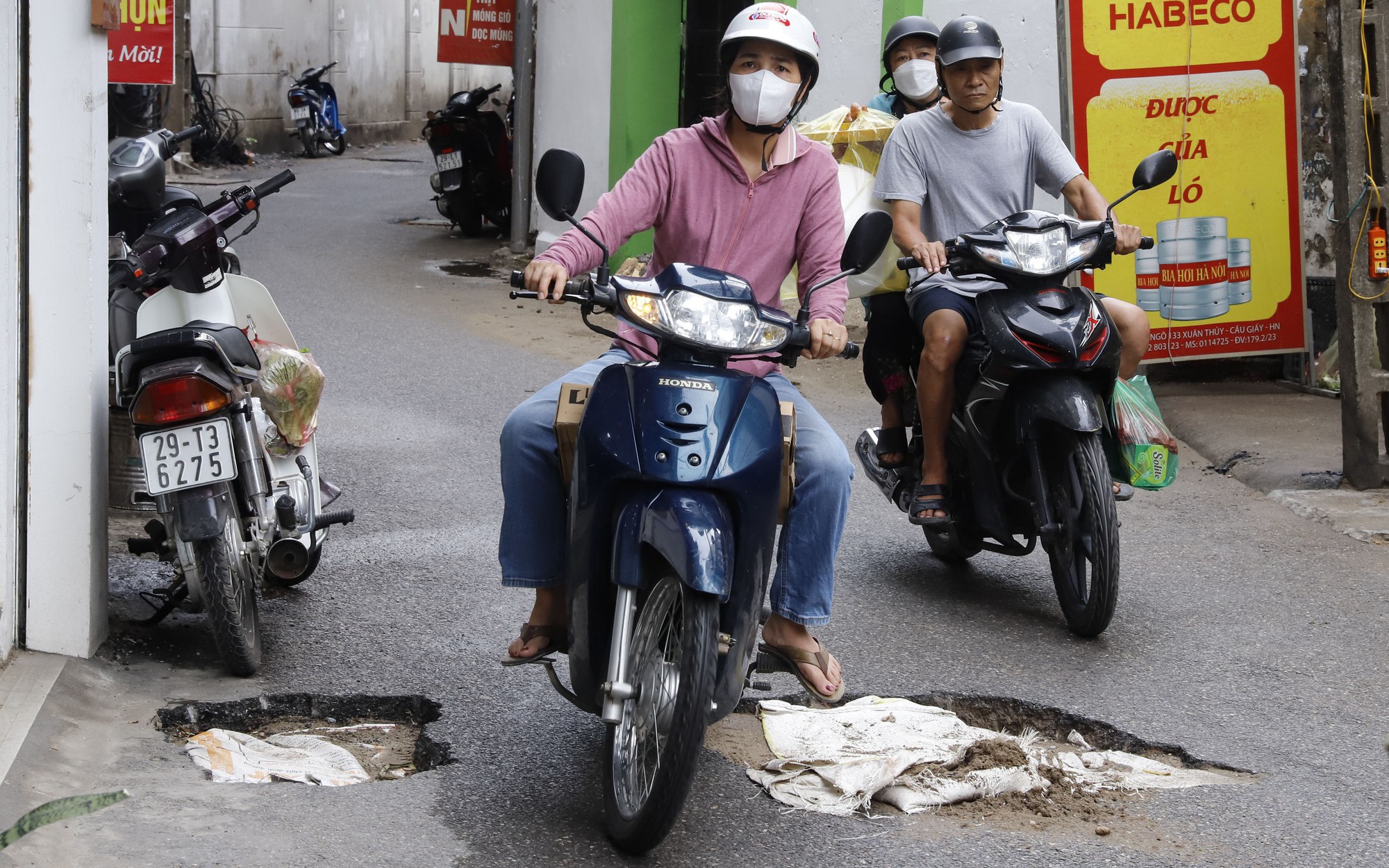 Đoạn đường dài 500 mét tại Hà Nội bị băm nát, chi chít những 