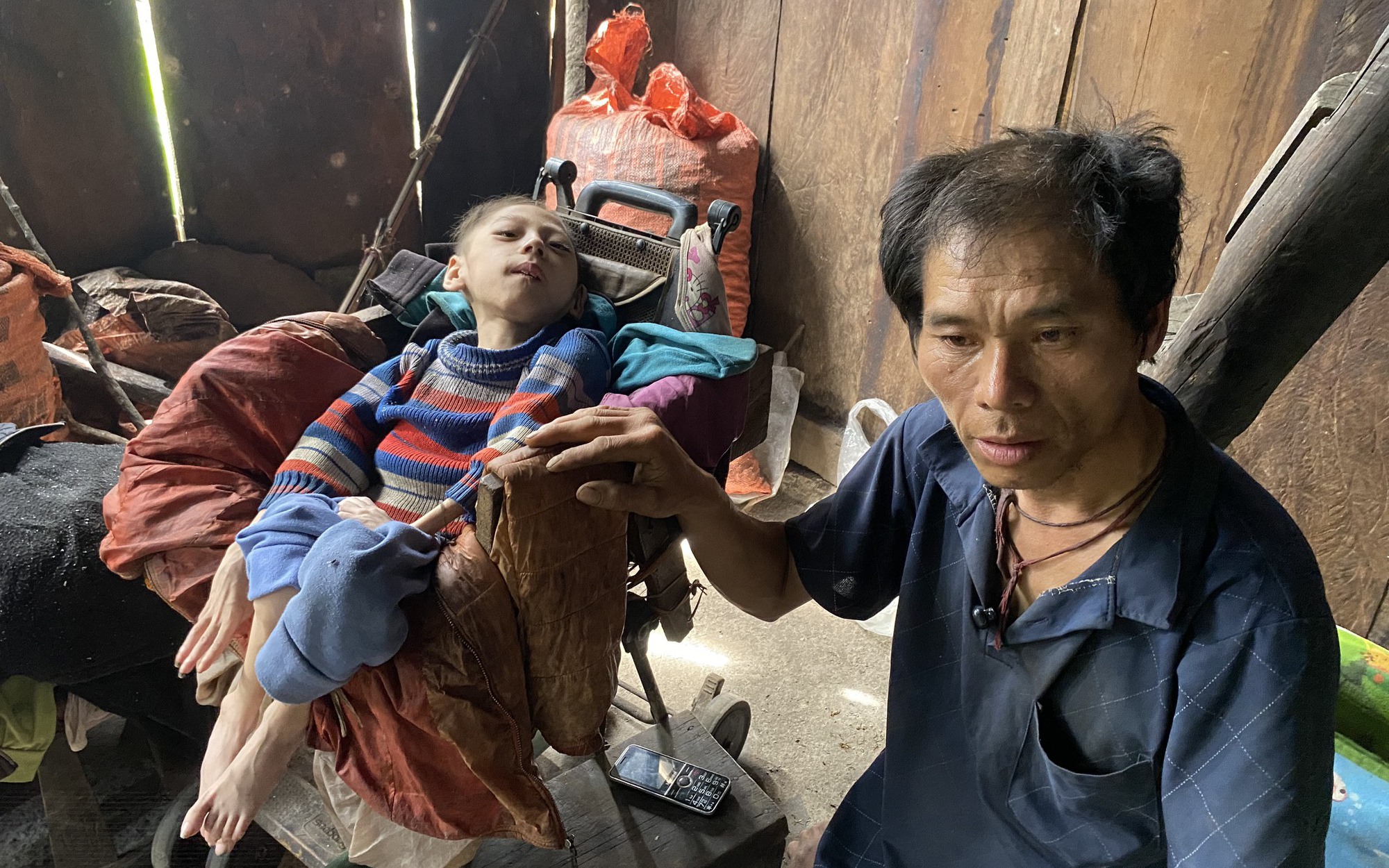 Xót xa cảnh éo le của gia đình người Mông xã vùng cao Tả Ngảo: 3 người bị liệt, 1 người 