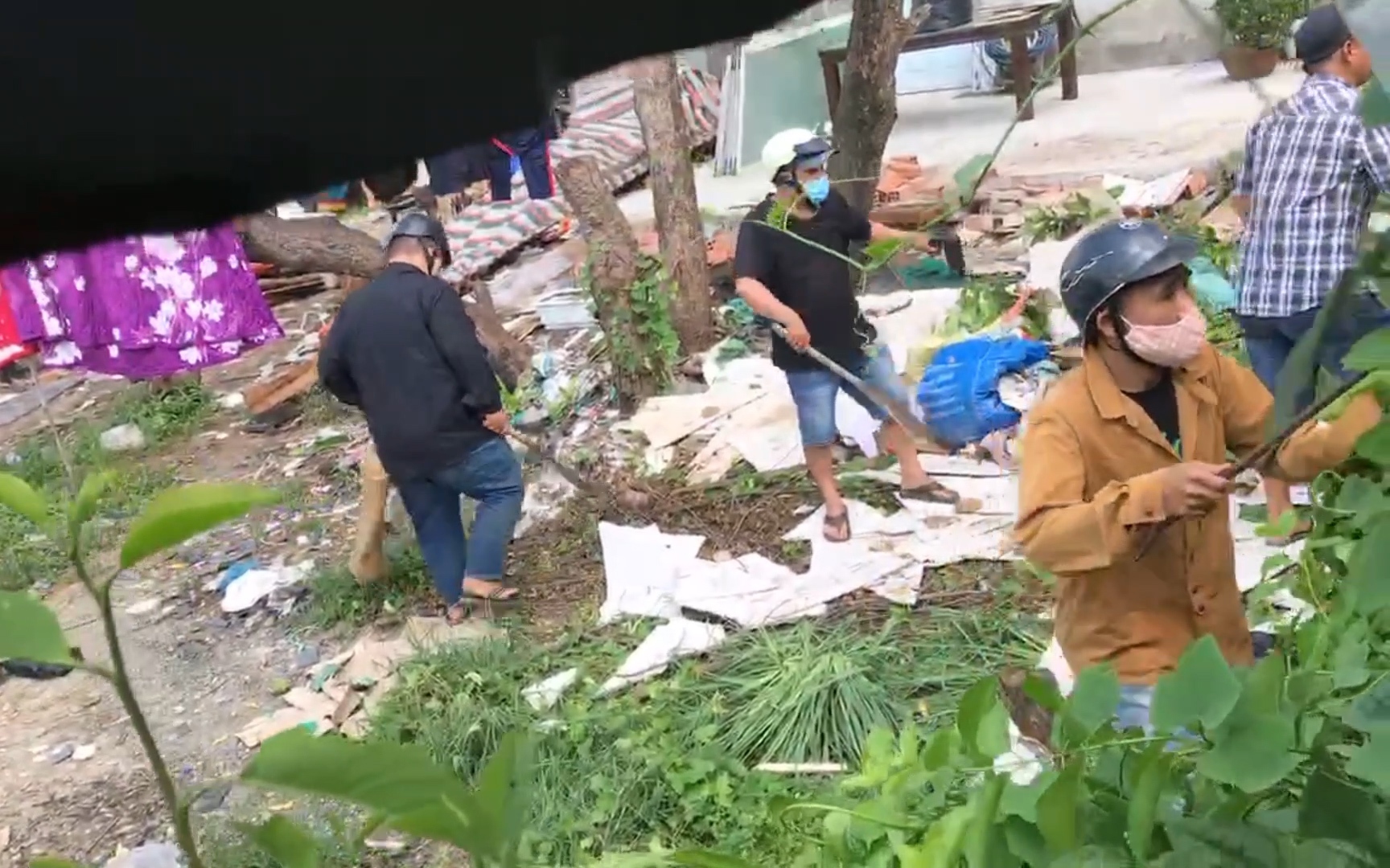 Video: Hai ngày liên tiếp bị hàng chục “giang hồ” đập phá nhà, gia đình 6 người sống trong lo âu