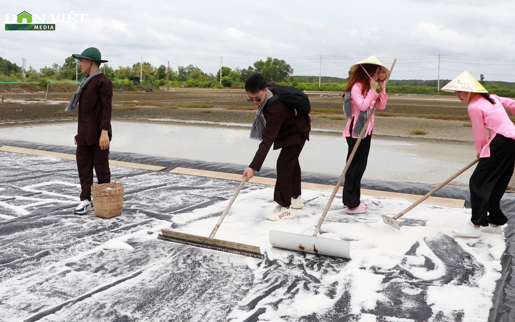 Video: Sinh viên Lào, Campuchia mặc áo bà ba, trải nghiệm làm muối tại xã đảo ở TP.HCM