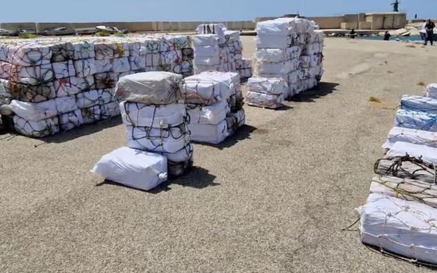 Clip: Cảnh sát Italy thu giữ hơn 5 tấn cocaine ngoài khơi Sicily
