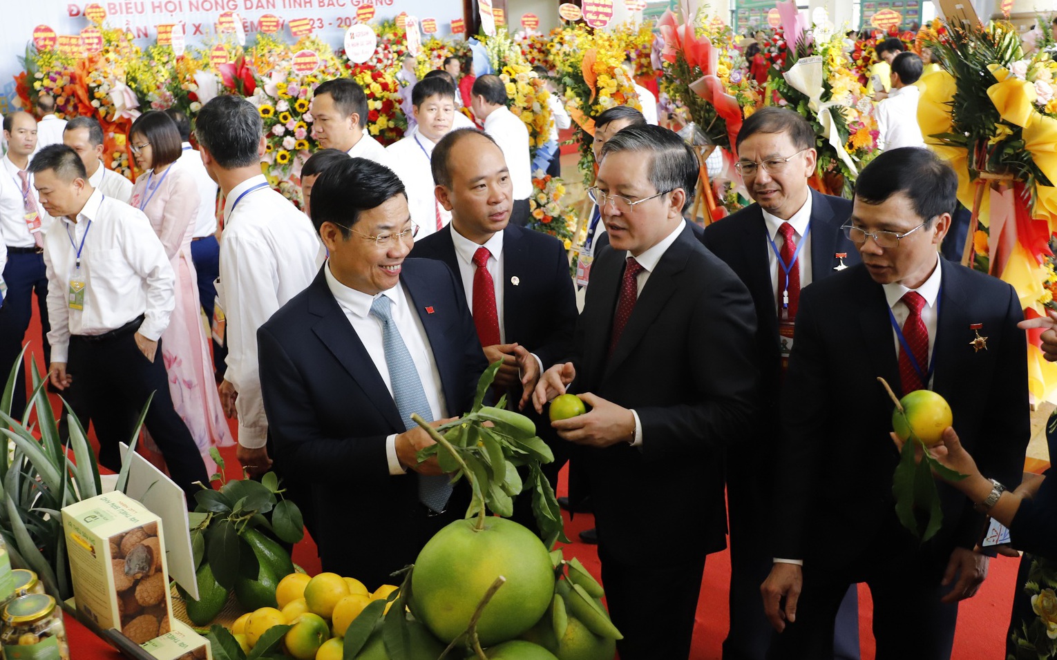 Lãnh đạo TƯ Hội Nông dân Việt Nam tham quan gian hàng trưng bày sản phẩm OCOP đặc trưng của tỉnh Bắc Giang