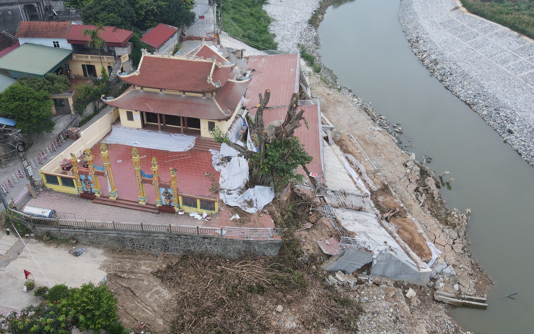 Video: Hiện trường kè sông Phó Đáy vừa xây xong đã bị sập ở Vĩnh Phúc