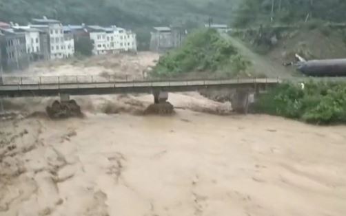 Clip: Mưa lớn gây ngập lụt tại khu vực miền Trung và Tây Nam Trung Quốc