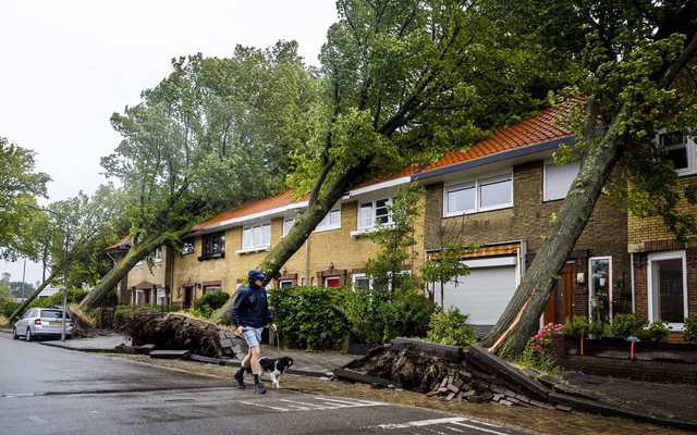 Clip: Hà Lan hứng chịu cơn bão mùa hè mạnh nhất lịch sử