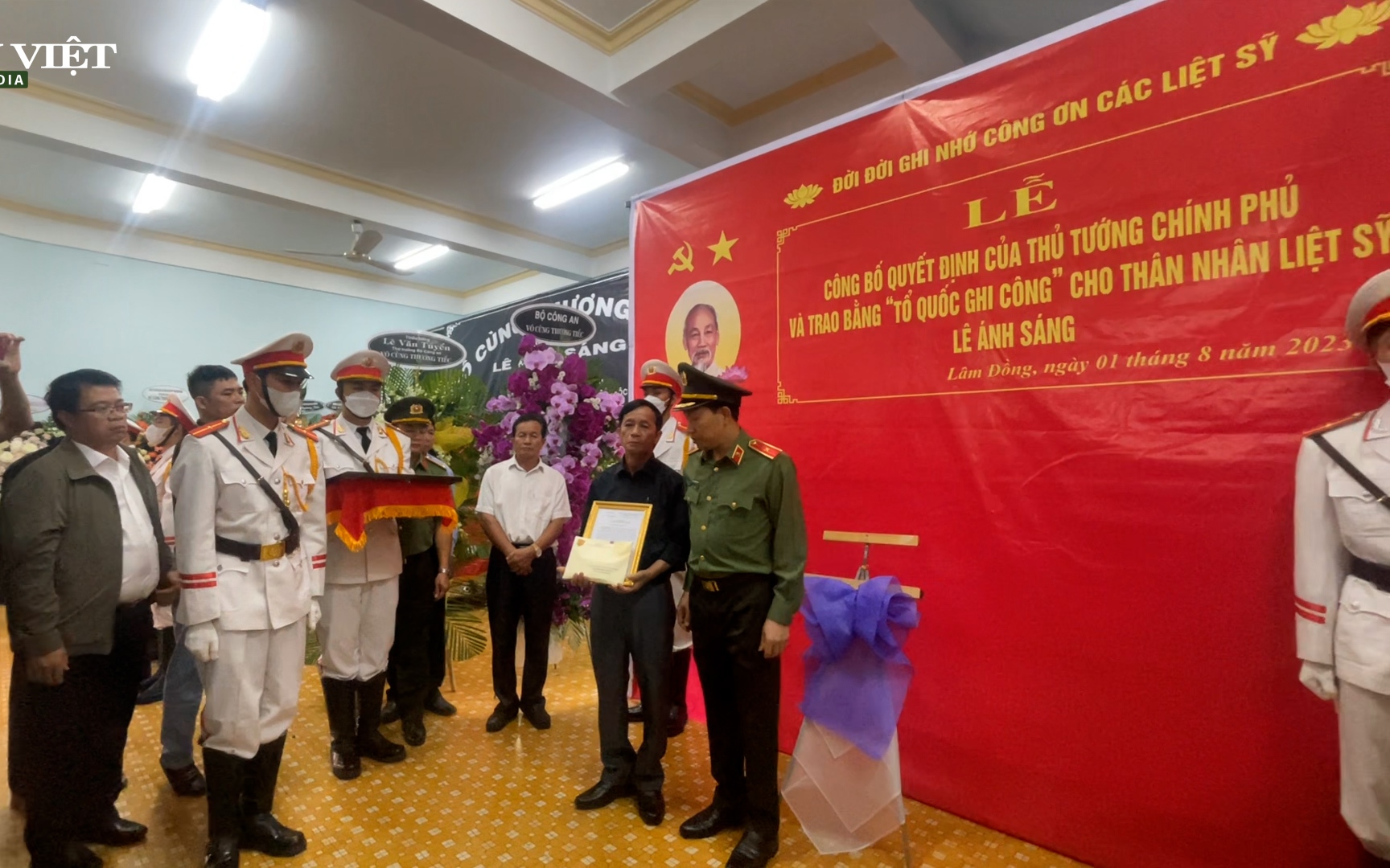 Xúc động lễ trao bằng Tổ quốc ghi công cho thân nhân các liệt sĩ hy sinh trong vụ sạt lở đèo Bảo Lộc
