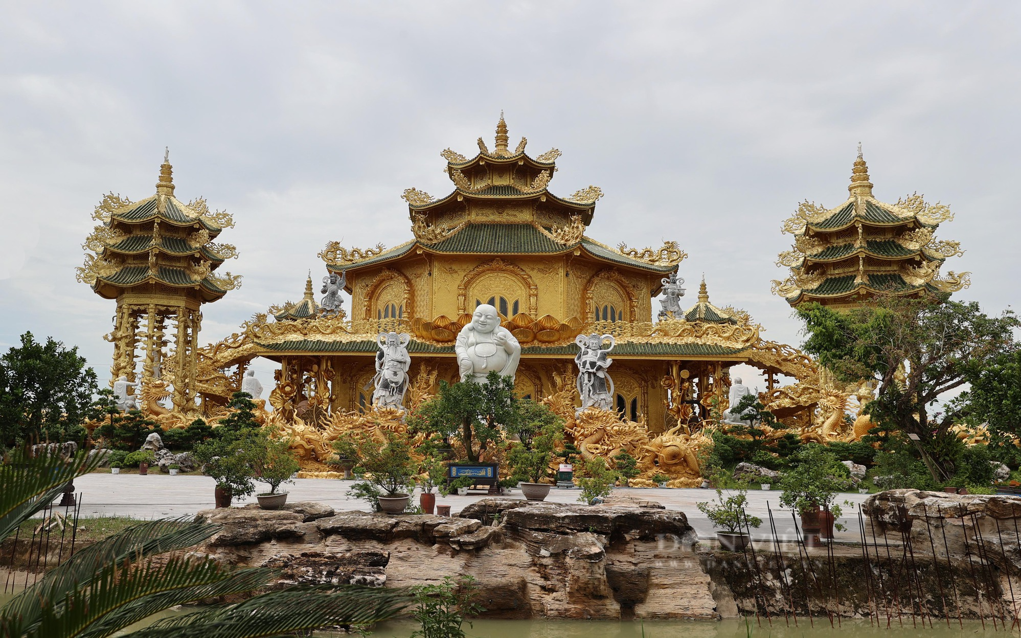 Ảnh ấn tượng tuần: Ngôi chùa dát vàng ở Hưng Yên và Đông Anh trước ngày lên quận