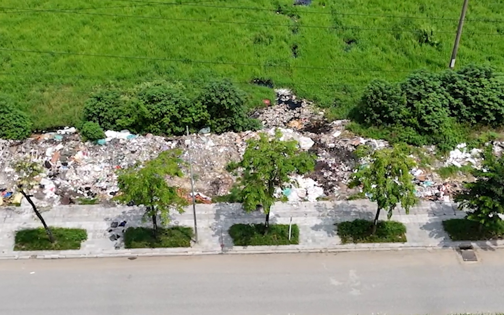 Video: Đại lộ nghìn tỷ ở Hà Nội ngập ngụa rác thải