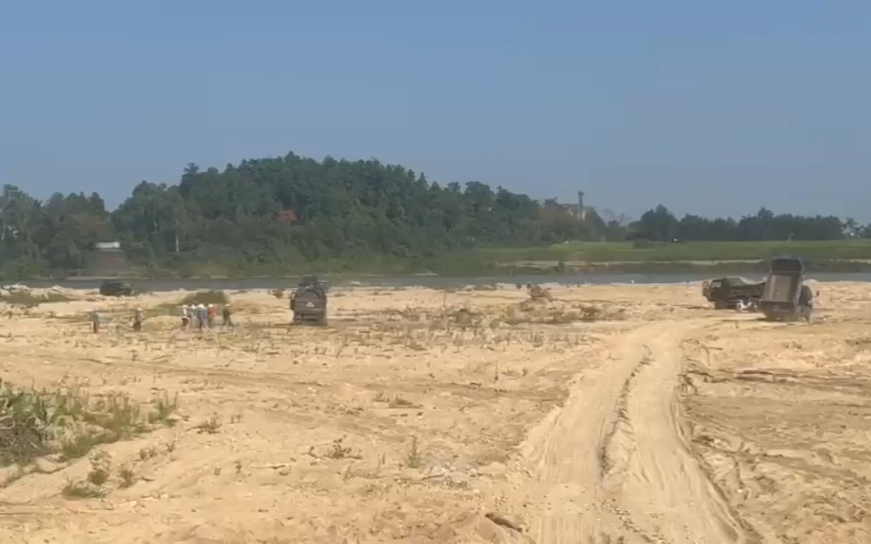 Video: Chủ tịch tỉnh Quảng Ngãi nhìn nhận trách nhiệm khi để cát tặc lộng hành kéo dài
