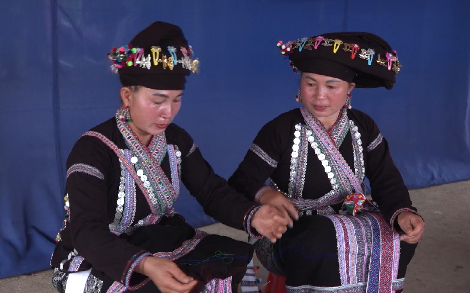 Phụ nữ dân tộc Lào ở Lai Châu lưu giữ bản sắc văn hóa dân tộc theo cách 