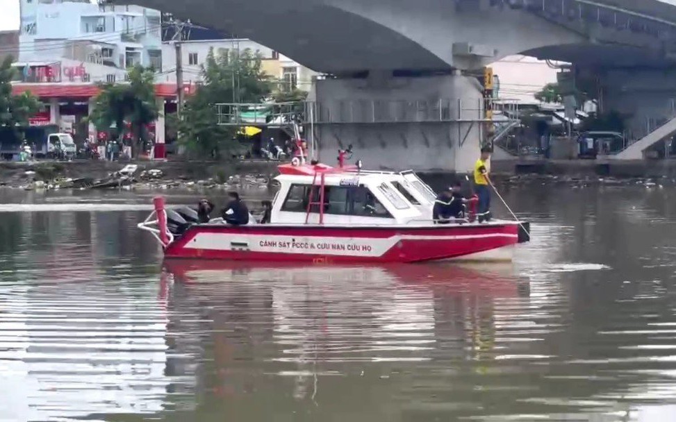 Video: Cảnh sát TP.HCM lặn tìm thấy nam thanh niên dưới cầu kênh Tẻ