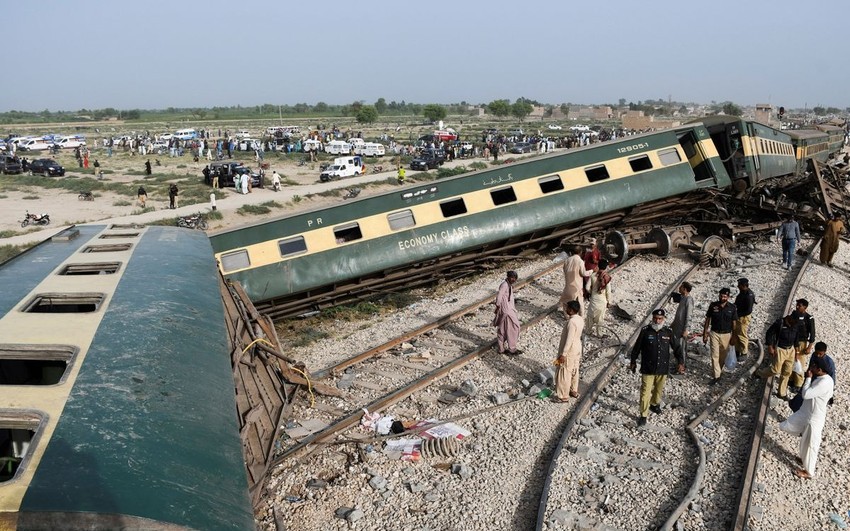 Clip: Tàu trật đường ray ở Pakistan làm ít nhất 30 người chết, 67 người bị thương