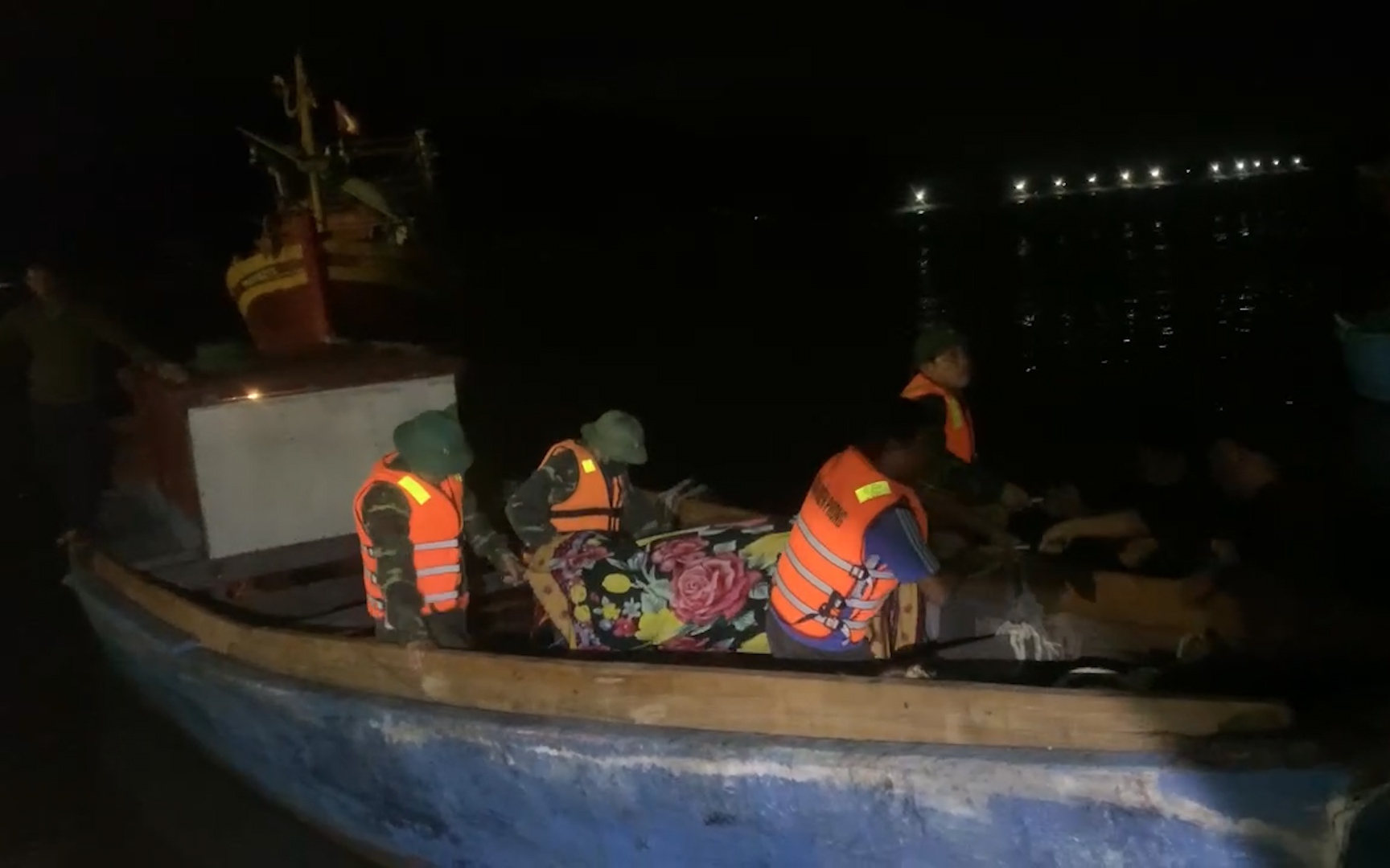 Video: Đột quỵ trên biển, thuyền viên được Đồn biên phòng Quảng Bình kịp thời đưa vào bờ cấp cứu trong đêm