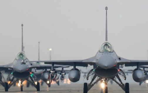 Clip: Cộng hòa Séc chuyển giao thiết bị mô phỏng máy bay F-16 cho Ukraine