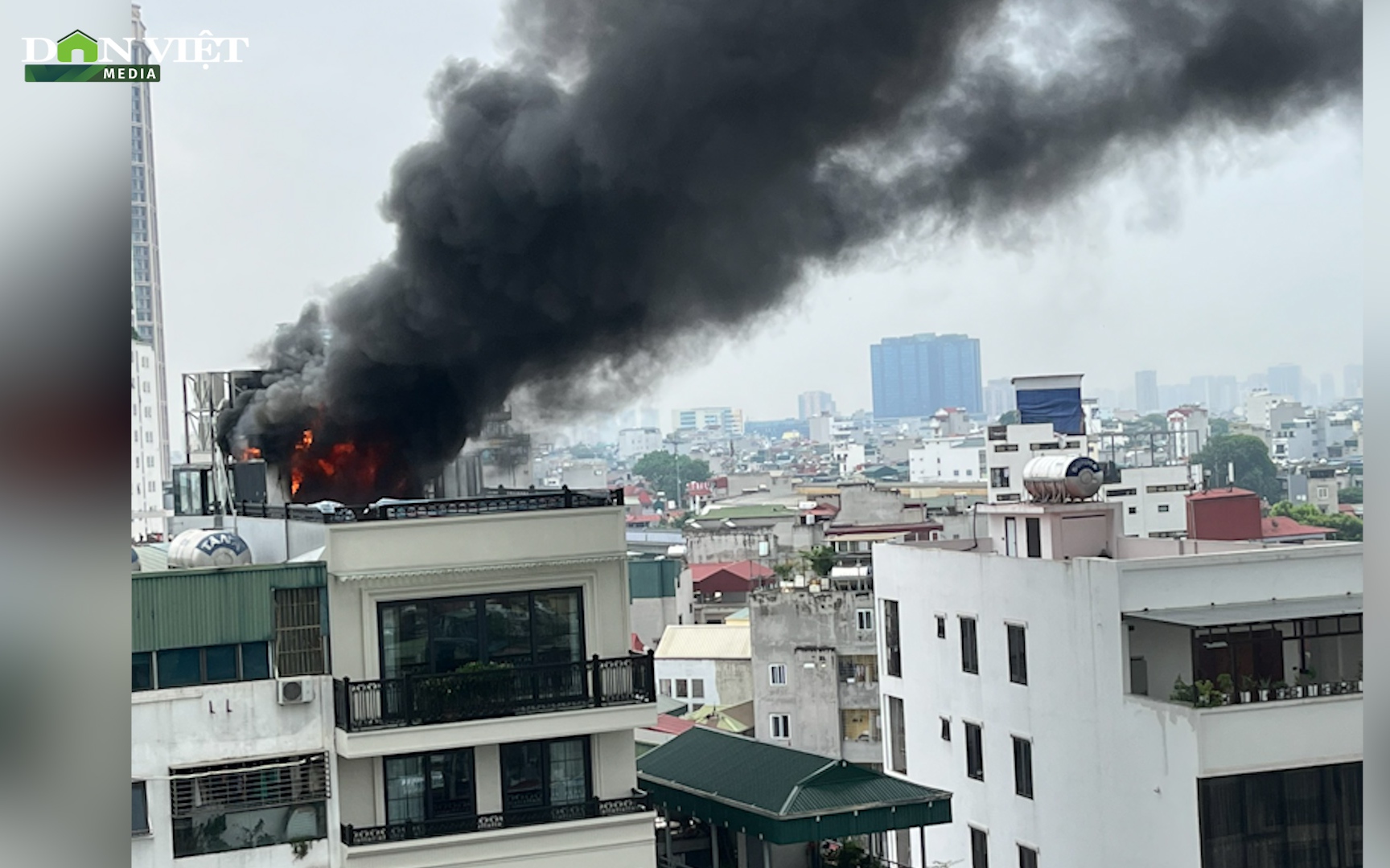 Clip: Cháy tại tòa nhà 7 tầng trên phố Vũ Trọng Phụng ở Hà Nội, cột khói cao hàng chục mét