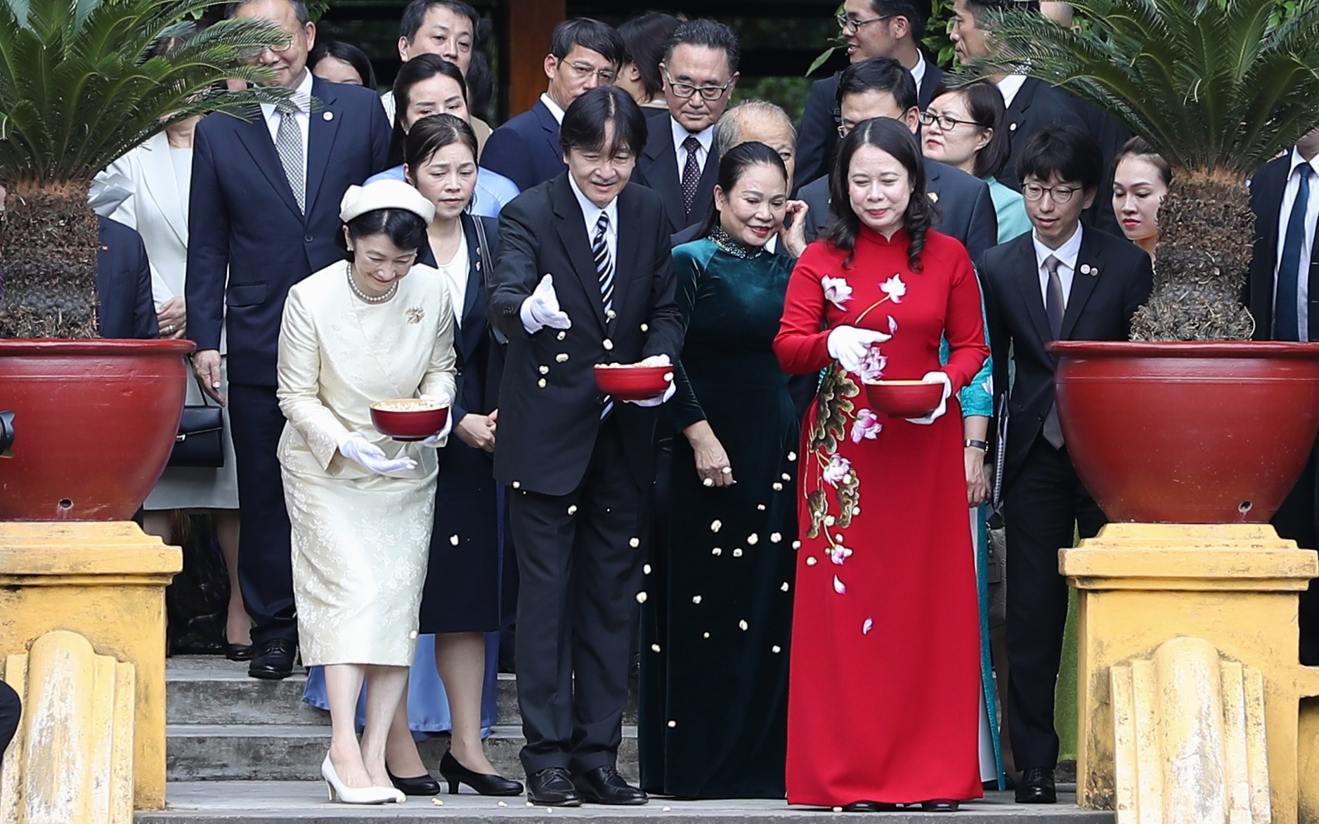 Hoàng Thái tử Nhật Bản và Phó Chủ tịch nước Võ Thị Ánh Xuân thăm khu di tích Nhà sàn và ao cá Bác Hồ