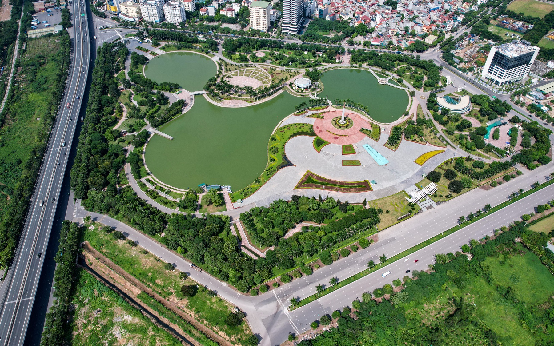 Hình ảnh một trong những công viên hiện đại nhất Hà Nội sau hơn 10 năm đưa vào sử dụng 