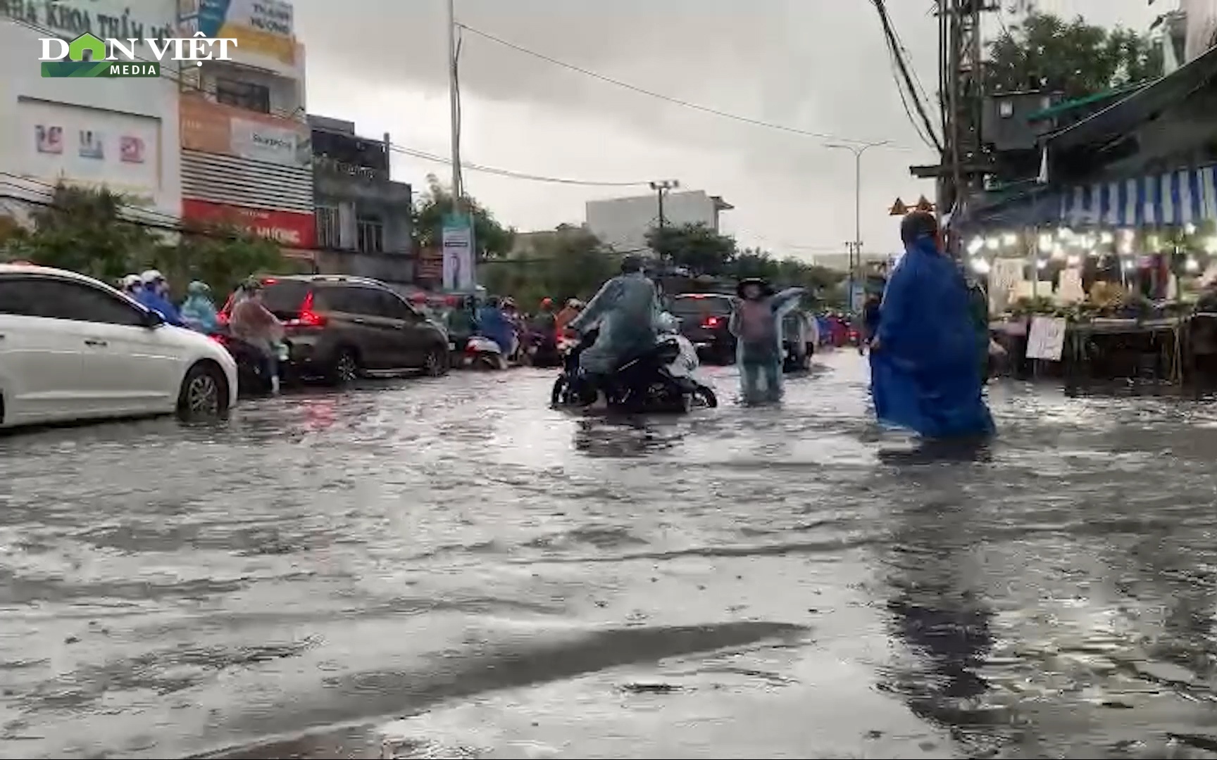 Clip: Mưa lớn do áp thấp nhiệt đới khiến nhiều tuyến đường ở Đà Nẵng ngập nặng