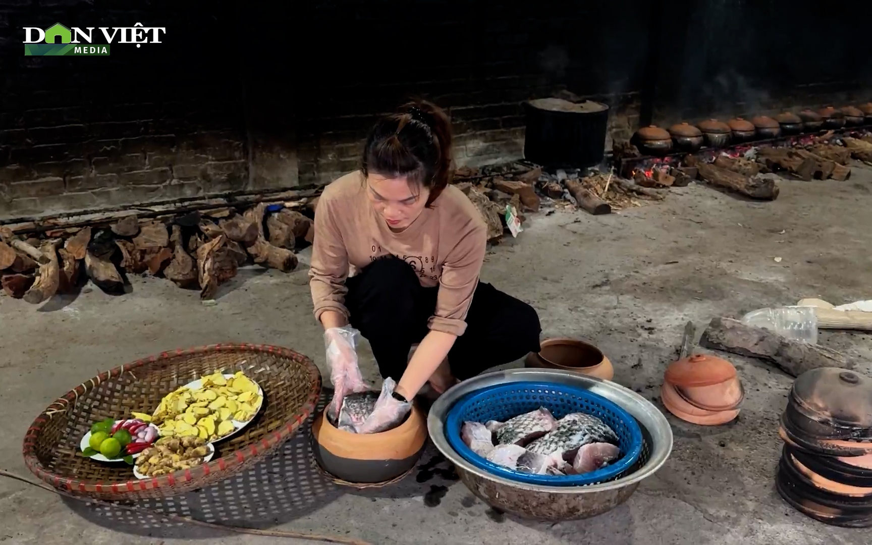 Video: Cận quy trình kho niêu cá 1,5 triệu đồng của dân làng Vũ Đại