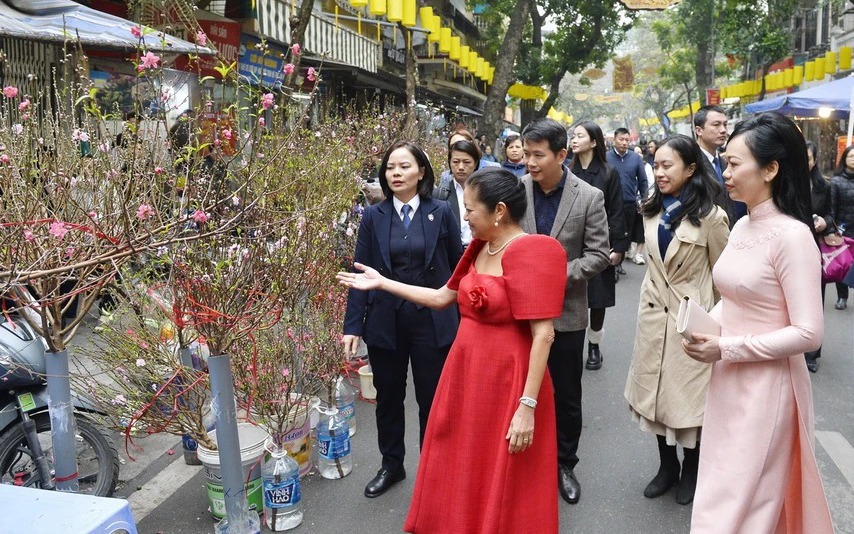 Phu nhân Chủ tịch nước và Phu nhân Tổng thống Philippines thăm chợ hoa Tết
