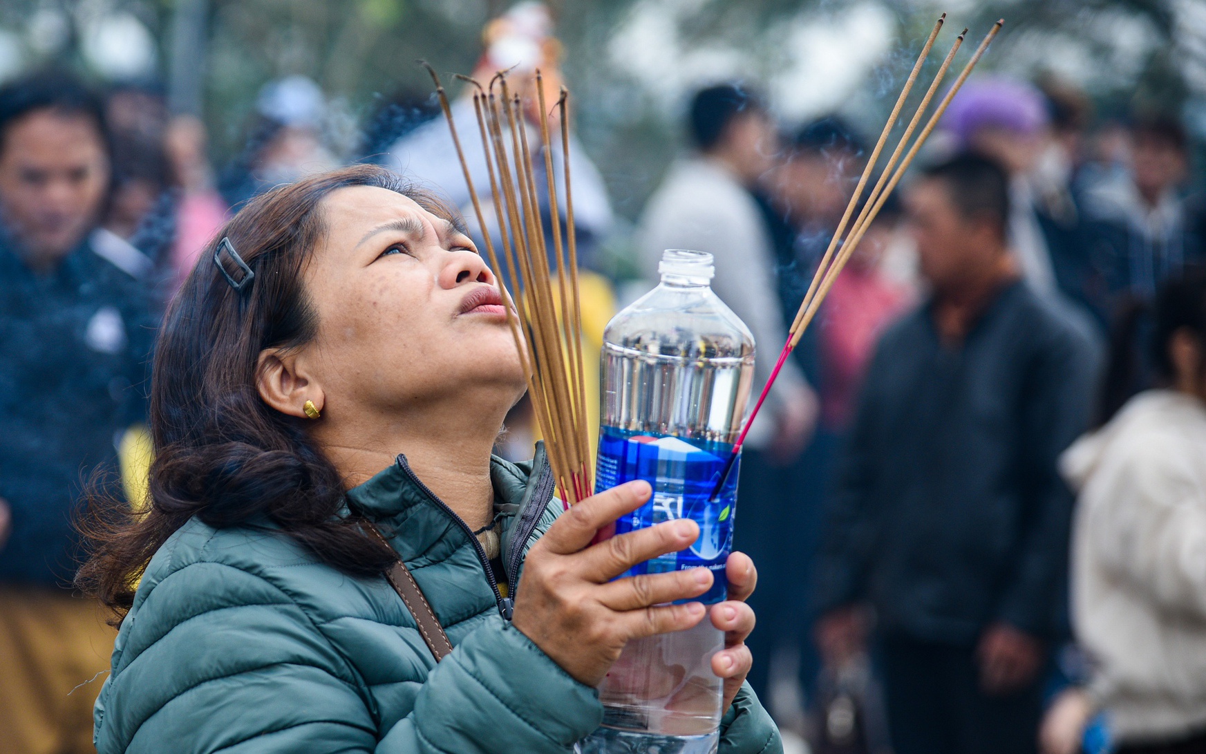 Trời mưa và lạnh, người dân xứ Huế vẫn hối hả đi chùa cầu nguyện đầu năm mới Giáp Thìn 2024
