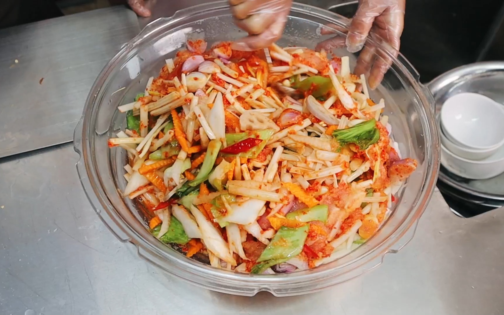 Video: Đầu bếp hướng dẫn cách làm “kim chi Việt” nhanh - gọn - ngon giải ngấy ngày Tết