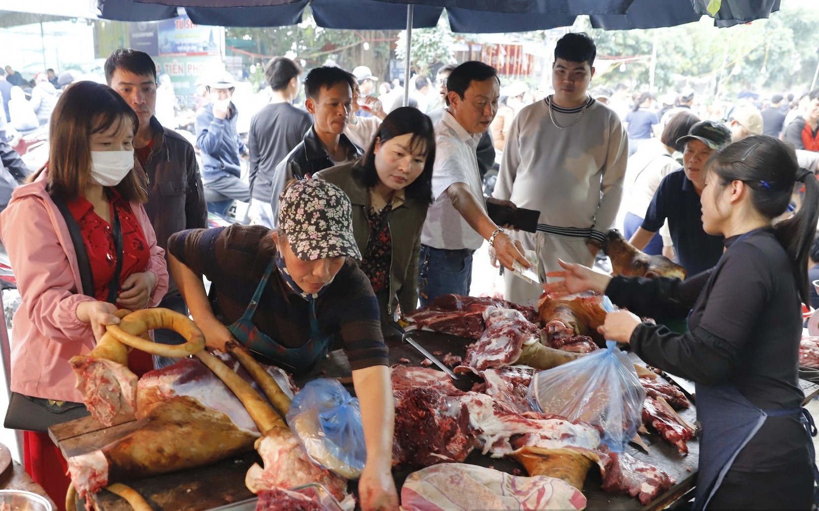 Phí đổi tiền lẻ lên tới 18%, thịt bò giá 250.000 đồng/kg tại chợ Viềng, Phủ Dầy Nam Định hút khách