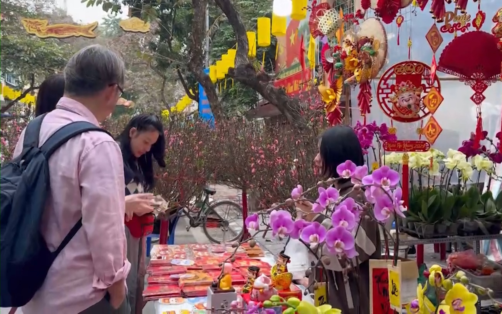 Những gam màu đậm nét truyền thống của con phố có 2 phiên chợ Tết tại Hà Nội