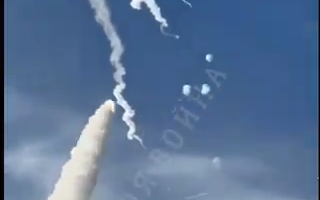 Clip: Tên lửa S-400 của Nga hạ gục tên lửa GMLRS tối tân
