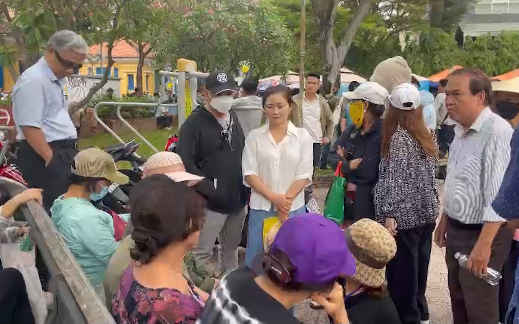 Video: Nạn nhân bị lừa mua trái phiếu đau đáu dõi theo phiên xét xử đại án Vạn Thịnh Phát