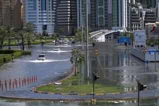Ví sao "Xứ sở sa mạc" Dubai hoàn toàn tê liệt sau trận mưa lớn chưa từng có trong 75 năm?