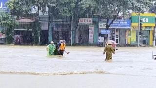 Chiến sĩ công an Sơn La giúp dân khắc phục hậu quả mưa lũ