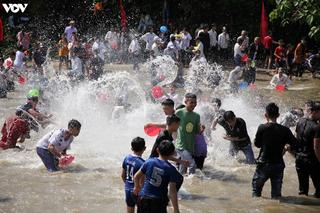 Tưng bừng Lễ hội “Té nước – Chọi bột” trong ngày tết Chol Chnam Thmay