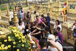 Đặc sắc nghi lễ tắm cho tượng Phật của đồng bào Khmer