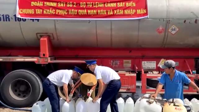 Lực lượng Cảnh sát biển hỗ trợ nước ngọt, thuốc men cho người dân vùng hạn mặn