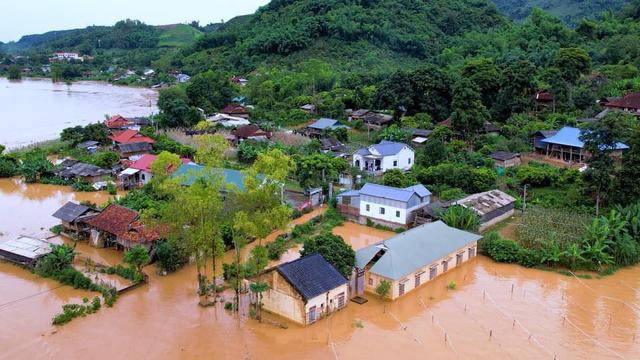 Sơn La: Người dân xót xa nhìn của cải thiệt hại nặng sau mưa lũ loading=